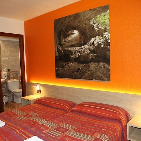 Hostal Acella Pamplona Kültér fotó A room at the hotel