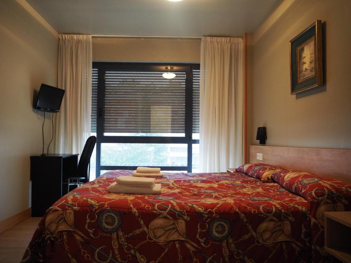 Hostal Acella Pamplona Kültér fotó A room at the hotel
