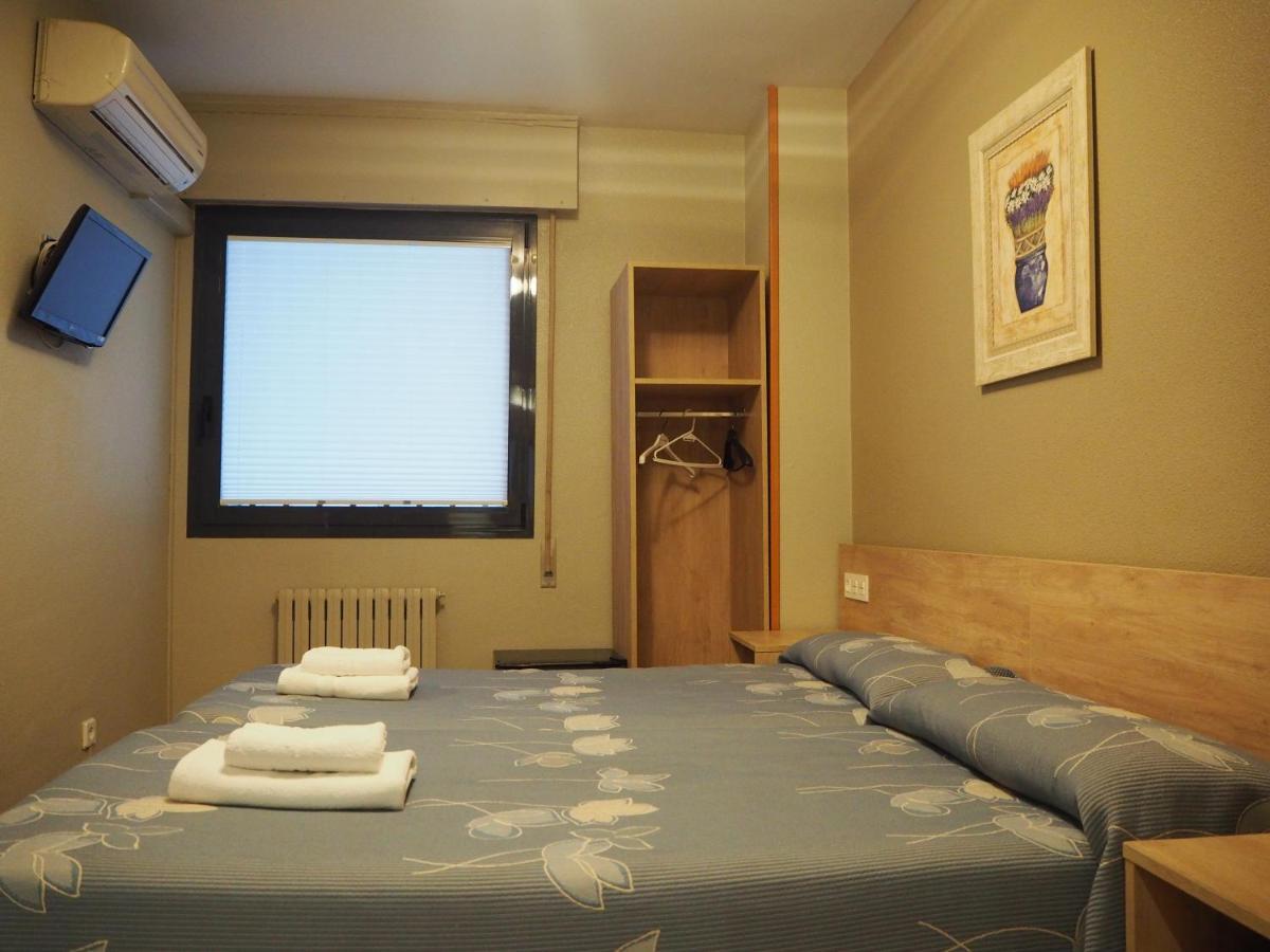 Hostal Acella Pamplona Kültér fotó A room at the hotel