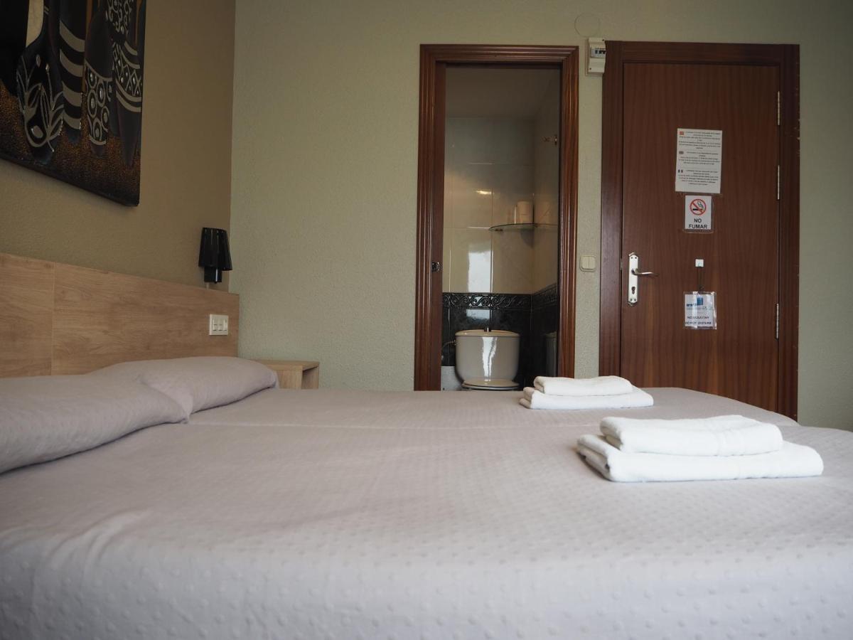 Hostal Acella Pamplona Kültér fotó A room at the hotel