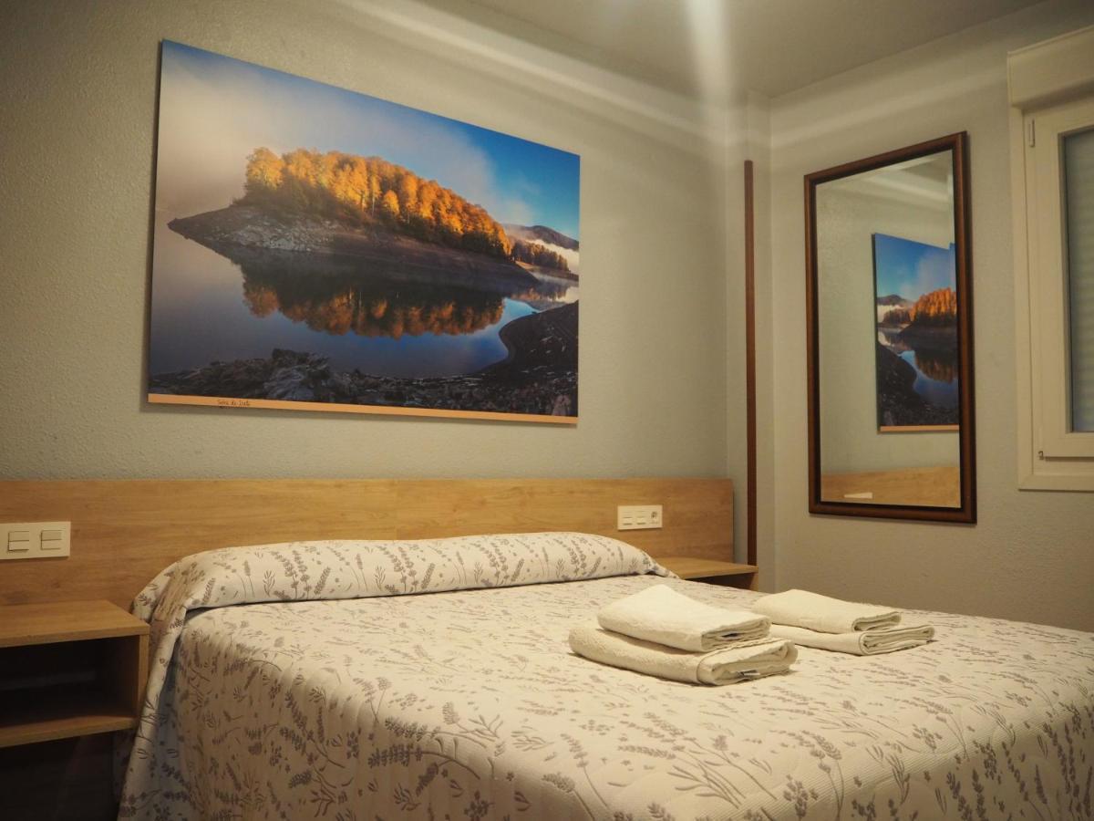 Hostal Acella Pamplona Kültér fotó A room at the hotel