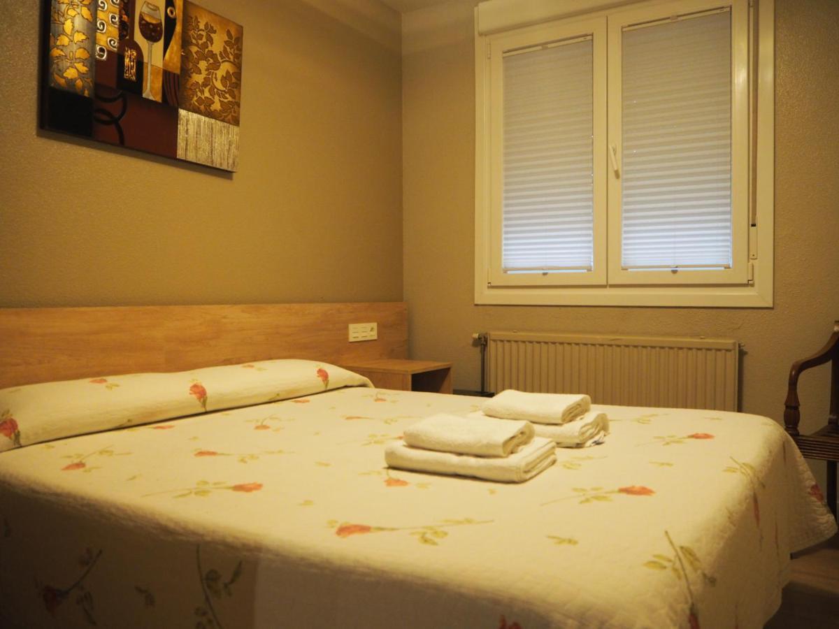 Hostal Acella Pamplona Kültér fotó A guest room at the hotel