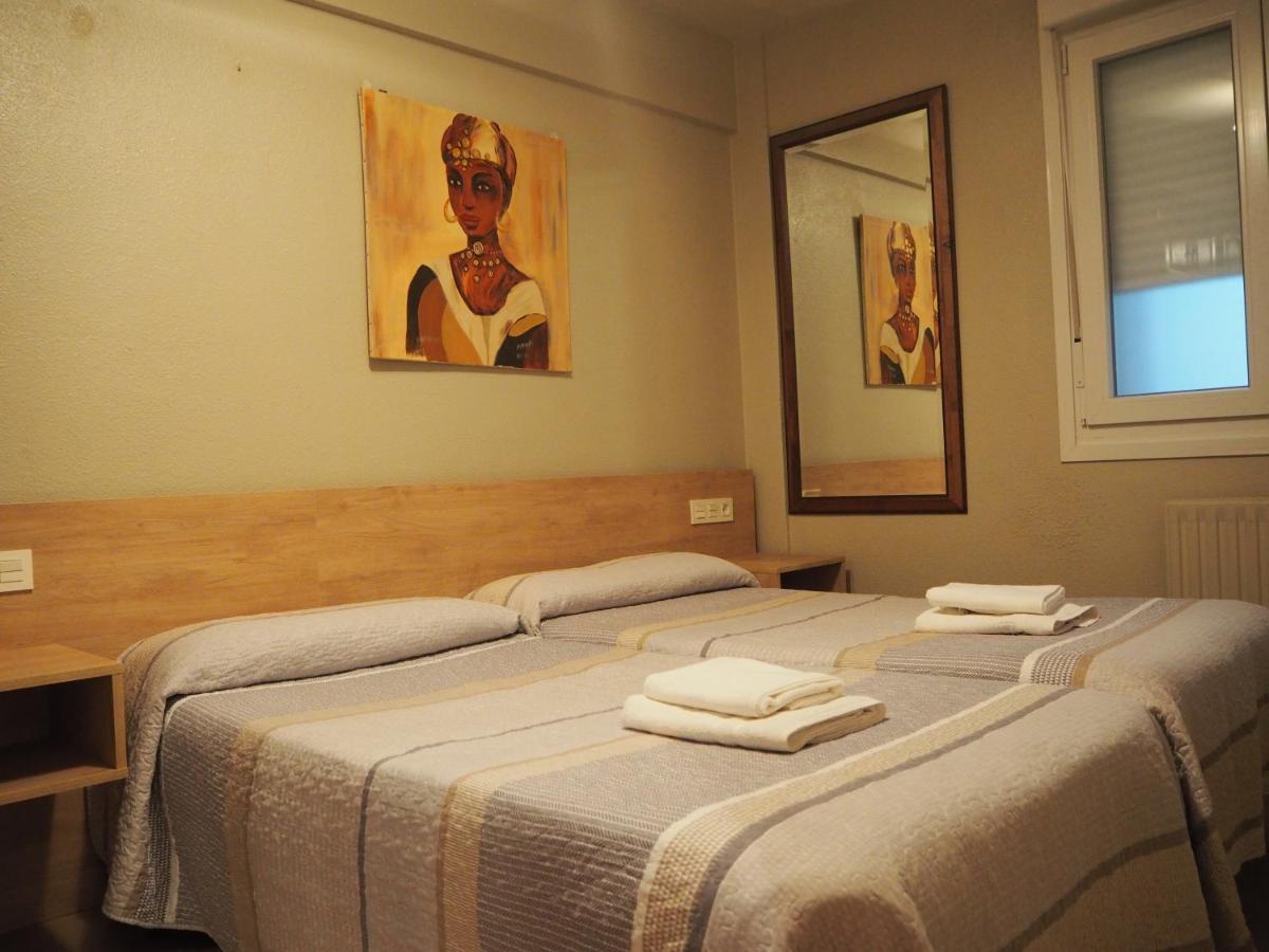 Hostal Acella Pamplona Kültér fotó A room at the hotel