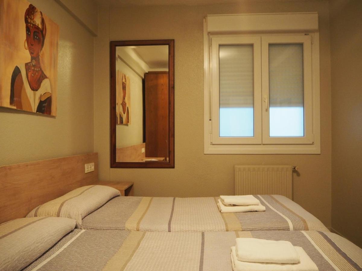 Hostal Acella Pamplona Kültér fotó A room at the hotel