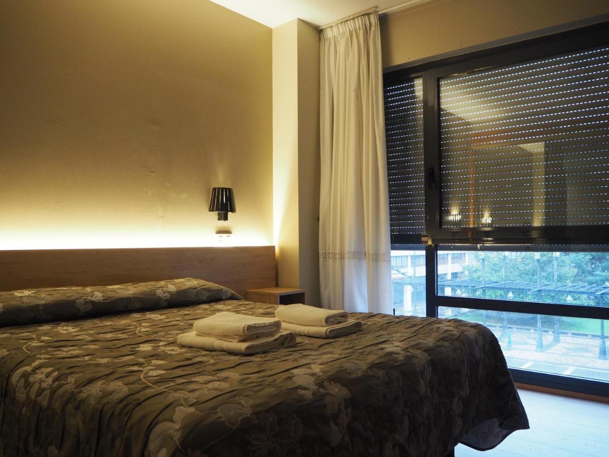 Hostal Acella Pamplona Kültér fotó A bedroom