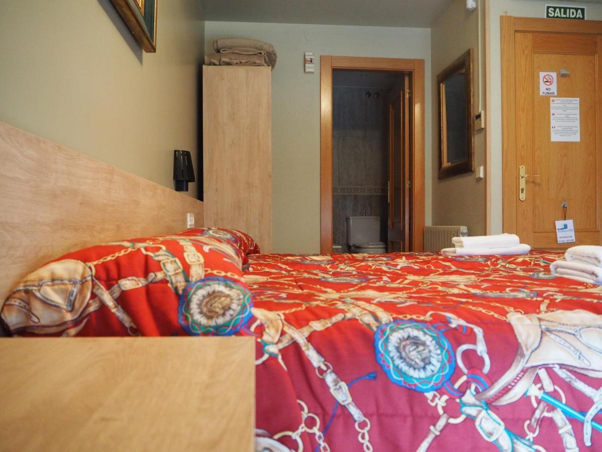 Hostal Acella Pamplona Kültér fotó A typical room at the hostel