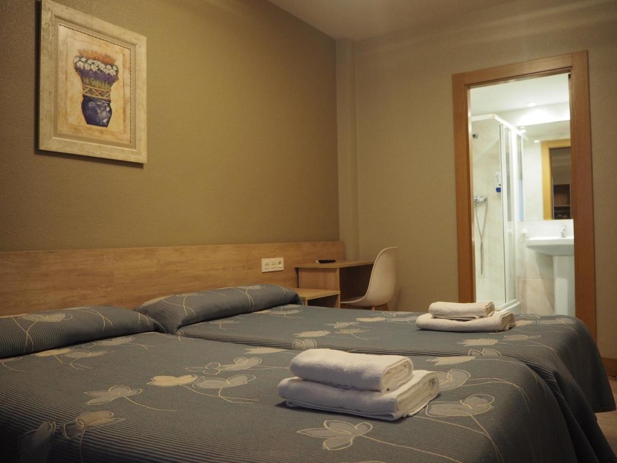 Hostal Acella Pamplona Kültér fotó A typical hotel room
