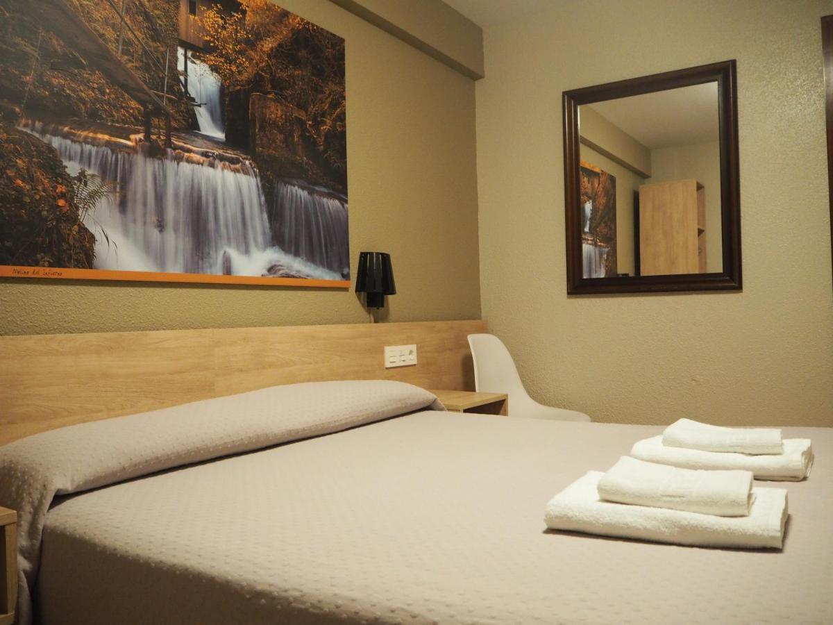 Hostal Acella Pamplona Kültér fotó A room at the hotel