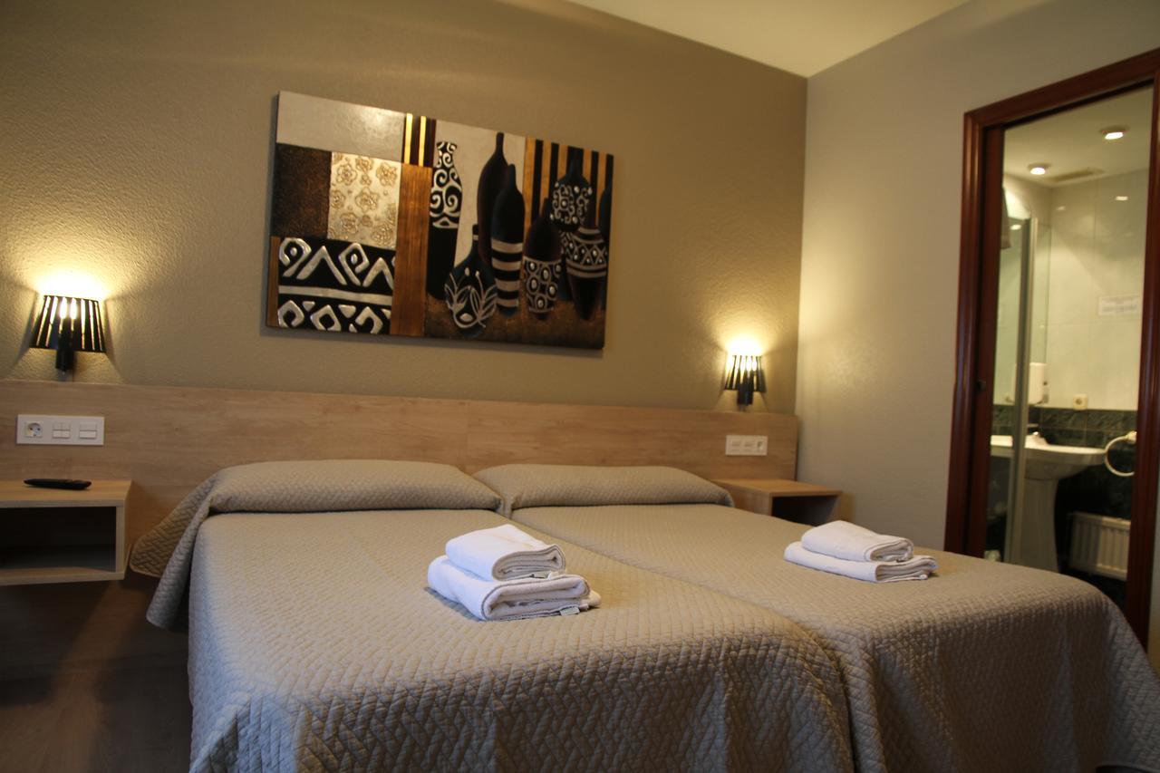 Hostal Acella Pamplona Kültér fotó A room at the hotel