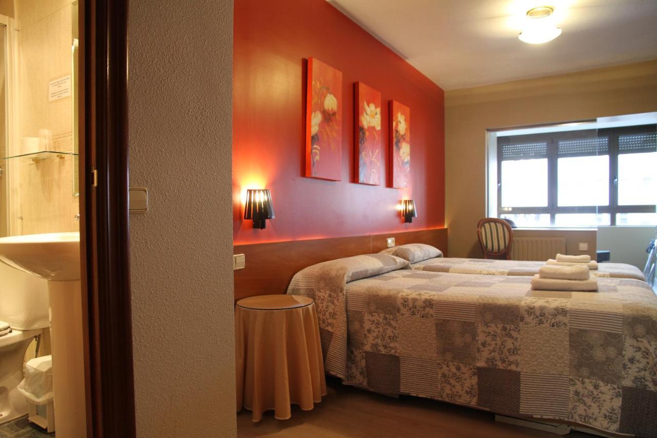 Hostal Acella Pamplona Kültér fotó A room at the hotel